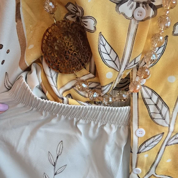 2 Pc Elegant Cream Women's Pants And Top NEW - Picture 3 of 6